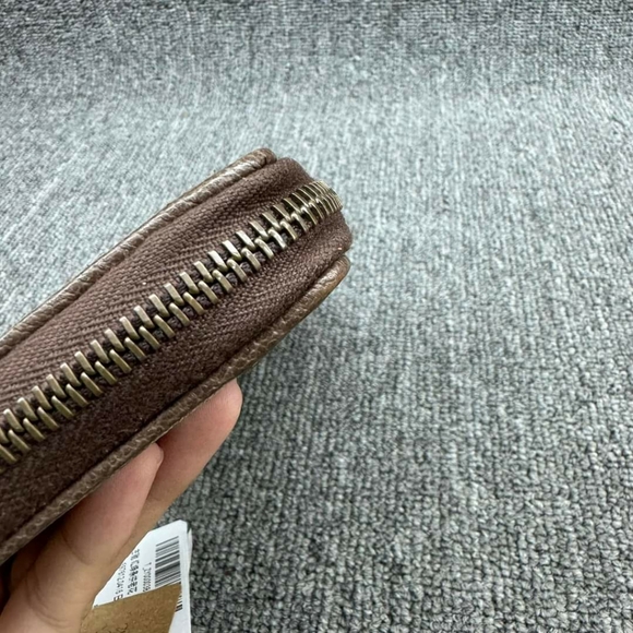 100% Authentic Gucci Leather Wallet - Picture 8 of 16